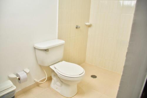 丰塞卡Hotel Daniels的浴室配有白色卫生间和淋浴。