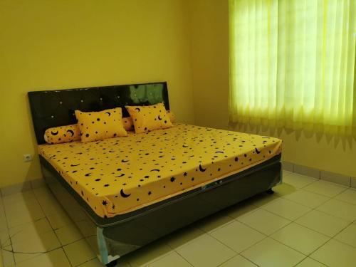展玉Villa Kota Bunga 2 kamar full wifi harga budget的卧室内一张带黑色床头板的床