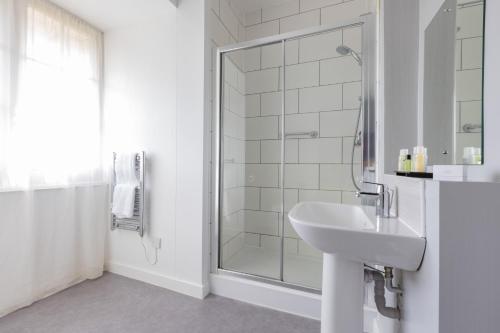 林顿The Valley of Rocks Hotel的白色的浴室设有水槽和淋浴。