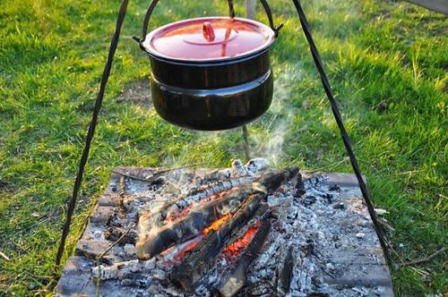 阿尔斯霍特De Balkende Hoeve的火上烤架上的锅
