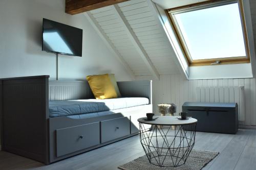 穆特Charmant studio, le petit gris des montagnes的客房设有1张床、1台电视和1张桌子。