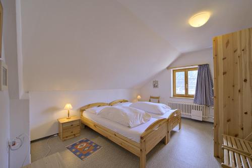 蓬特雷西纳Chesa Giandains - Pontresina的一间卧室设有一张大床和一个窗户。