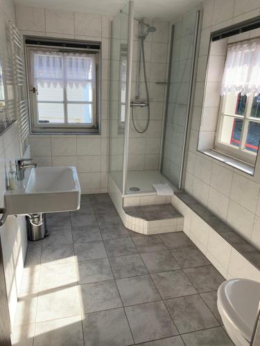 Garni Hotel im Fachwerkhof的一间浴室