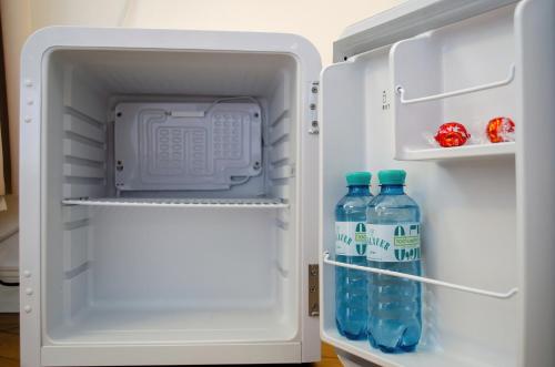 慕尼黑HOMELY STAY Studio 7的配有两瓶水的开放式冰箱