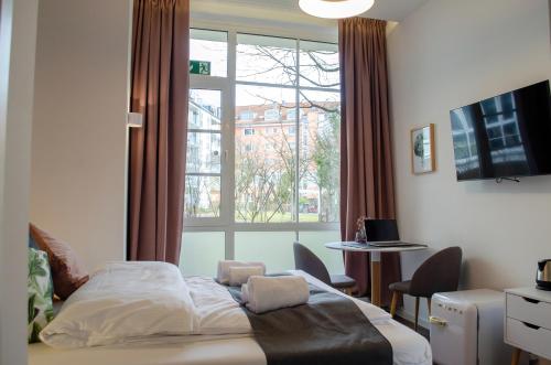 慕尼黑HOMELY STAY Studio 8的一间卧室设有一张床和一个大窗户