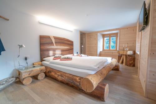 JaunHotel Wasserfall的一间卧室配有一张木床