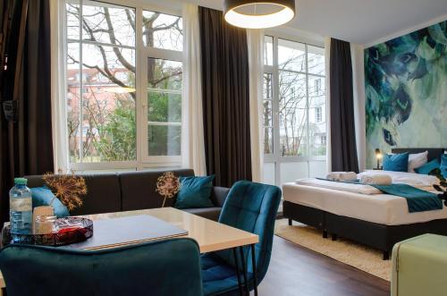 慕尼黑HOMELY STAY Studio 9的客厅配有床和桌椅