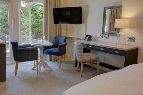巴斯Lansdown Grove Hotel的酒店客房配有书桌和桌椅
