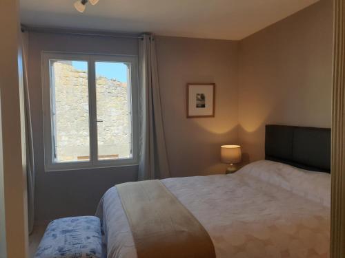 BlasimonAu Clos du Bourg的一间卧室设有一张床和一个窗口