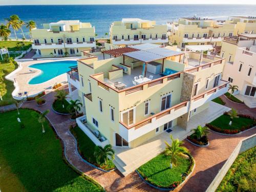 Dixon CoveLas Palmas - New Horizon的享有别墅的空中景致,以大海为背景