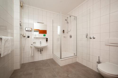 莫尔斯欧米茄酒店的带淋浴、卫生间和盥洗盆的浴室