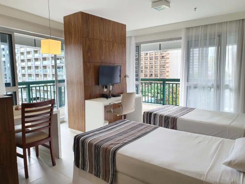 巴西利亚费欧逊赫普拉斯酒店的酒店客房设有两张床和电视。