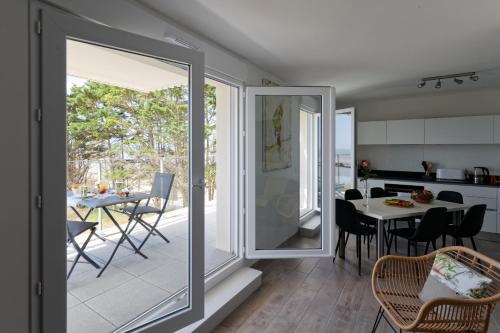 拉盖里尼耶尔Superbe appartement neuf face plage sur l ile de Noirmoutier的一间厨房和带滑动玻璃门的用餐室