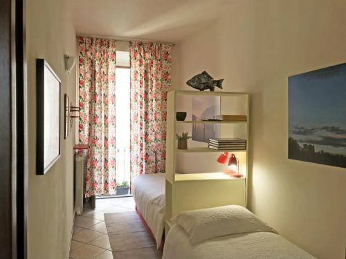贝加莫MammaMia的一间小卧室,配有床和窗户