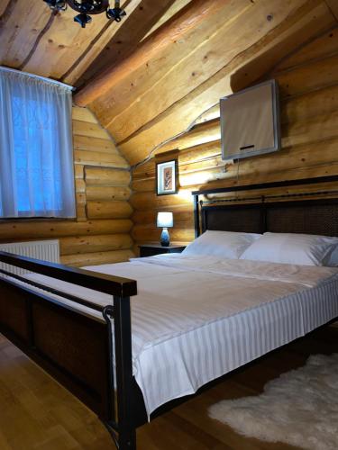 波利亚纳Будинок в горах的小木屋内一间卧室,配有一张床