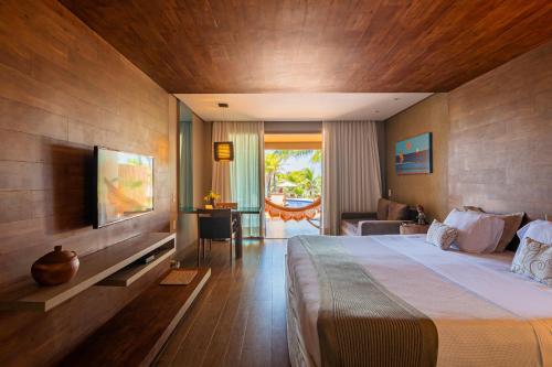 阿奎拉兹卡梅尔查姆度假村的酒店客房设有一张大床和一台电视。