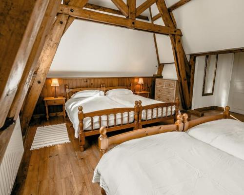Concourson-sur-LayonChateau de la Vigne的木梁客房的两张床