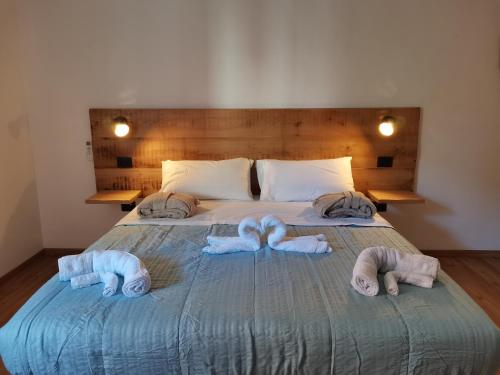 西尼加利亚Appartamento Calypso的一间卧室配有带毛巾的床