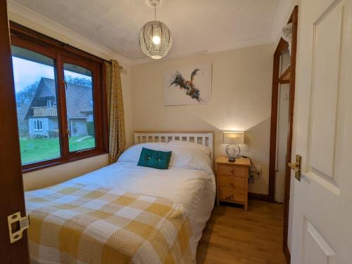 Saint Tudy55, Hengar Manor Estate的一间小卧室,配有床和窗户