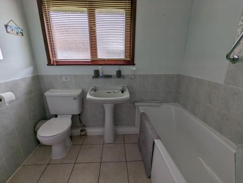 Saint Tudy55, Hengar Manor Estate的浴室配有卫生间、浴缸和水槽。