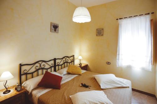 Alcudia de VeoEls Orgues de Benitandús的一间卧室配有一张大床和两个枕头