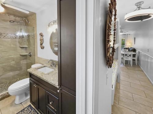 因莱特海滩Inlet Sands - 204 Home的浴室配有卫生间、盥洗盆和淋浴。