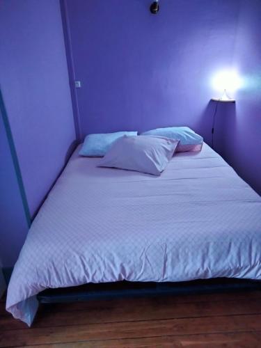 Signy-lʼAbbayeLe gibergeon的卧室配有一张带白色床单和枕头的大床。