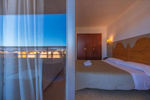 艾姆布里亚布拉瓦科桑斯普拉特哈酒店公寓的一间卧室配有一张床,享有海景