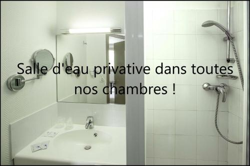 芒德Brit Hotel Confort Deltour Mende的一间带水槽、淋浴和镜子的浴室