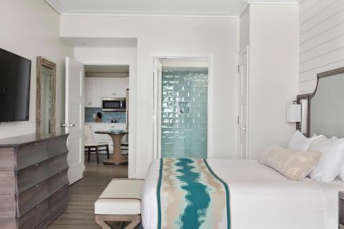 基韦斯特The Capitana Key West的酒店客房带一张床和一个厨房