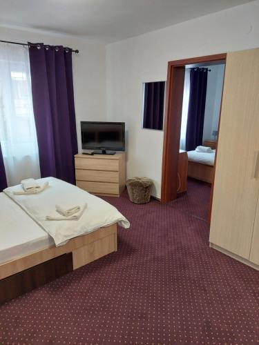 阿祖加阿祖加纳旅馆的酒店客房,配有床和电视