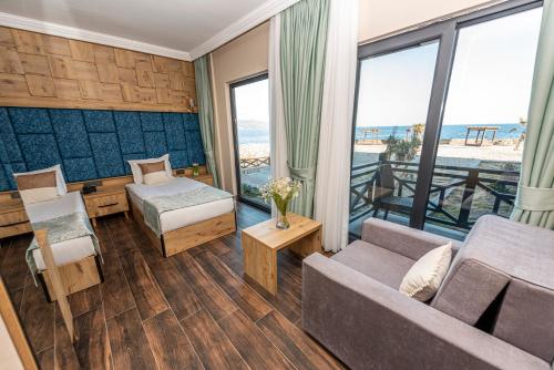 贝拉姆卡尔Assos Dove Hotel Resort & SPA的客厅配有沙发和1张床