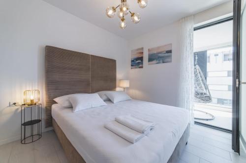 斯普利特Perla Luxury Apartment的白色的卧室设有一张大床和一个窗户