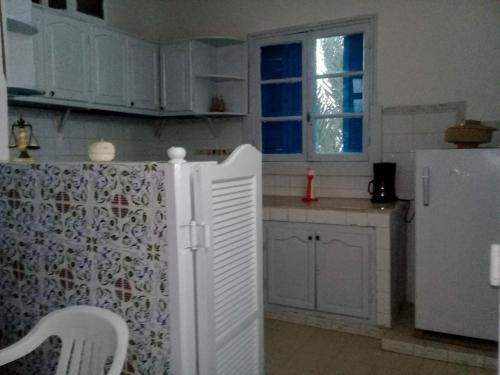 泰塔温Dar Essadeg的厨房配有白色冰箱和窗户。