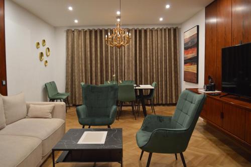 慕尼黑New City Center Stays 2的客厅配有沙发和桌椅