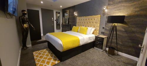 都柏林The Gate Hotel的一间卧室配有一张带黄色毯子的大床