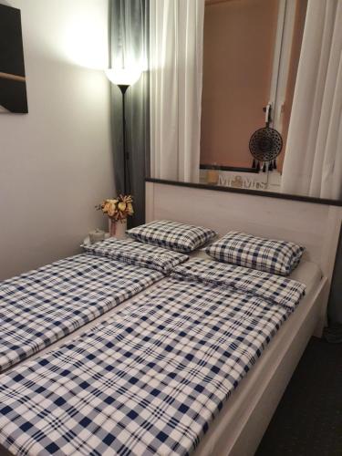 马尔堡Apartament Przy Ratuszu的两张位于房间的床,配有两个枕头