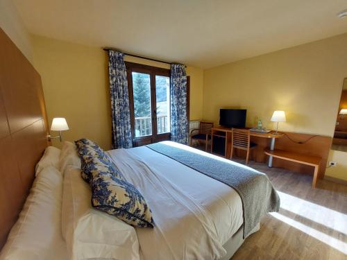 埃斯波特索拉特酒店的一间卧室设有一张大床和一个窗户。