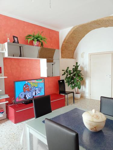 PomaricoLa casetta的客厅配有桌子和电视