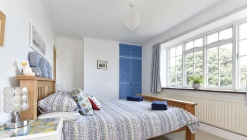 Hill HeadSolent Sea View beach Cottage的一间卧室设有一张床和一个窗口