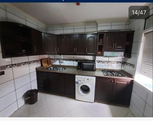 纳祖尔Marchica Apartment Nador Jadid Wifi Klima的厨房配有洗衣机和洗碗机