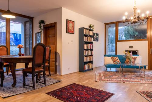 布达佩斯Laid Back Villa的客厅配有桌子和沙发