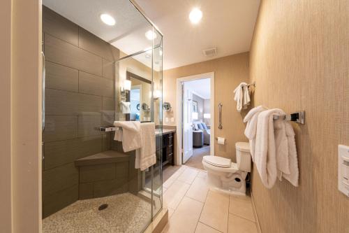 卡尔斯巴德卡尔斯巴德海滩度假酒店的带淋浴和卫生间的浴室