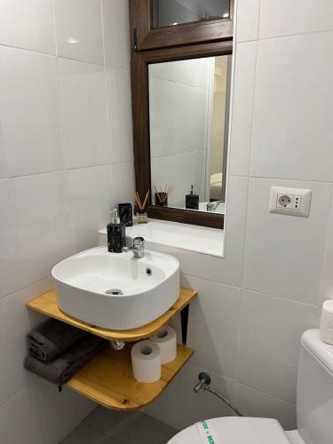 雅西One Room Iasi的一间带水槽、镜子和卫生间的浴室