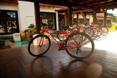 卡库佩上格拉西亚公园酒店 的停在大楼前的一群自行车