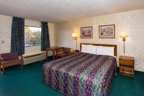 尤里卡斯普林斯尤里卡斯普林斯快捷假日酒店的酒店客房设有床和窗户。