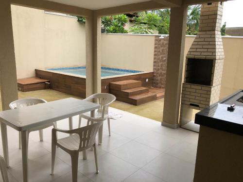 LajeadoPousada Recanto Lajeado的一个带桌椅的庭院和一个游泳池