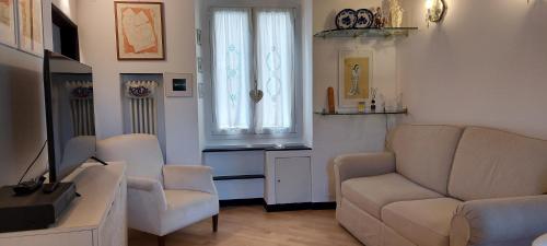热那亚Appartamento con garage KATE的客厅配有沙发和两把椅子