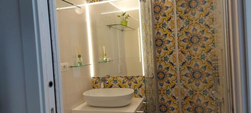 热那亚Appartamento con garage KATE的一间带水槽和淋浴的浴室
