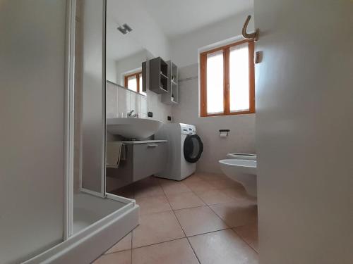 勒威诺Marco Apartment - Holiday Apartment Luino的一间带水槽和洗衣机的浴室